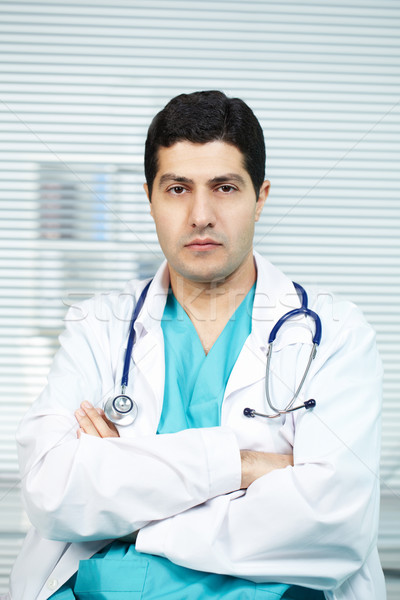 Practicante retrato grave médico estetoscopio mirando Foto stock © pressmaster
