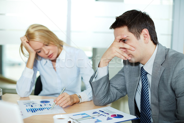 Dificil subiect trist parteneri de afaceri la locul de muncă concentra Imagine de stoc © pressmaster