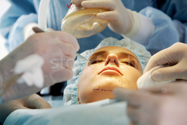 Pacient femeie mână medicină buzele Imagine de stoc © pressmaster