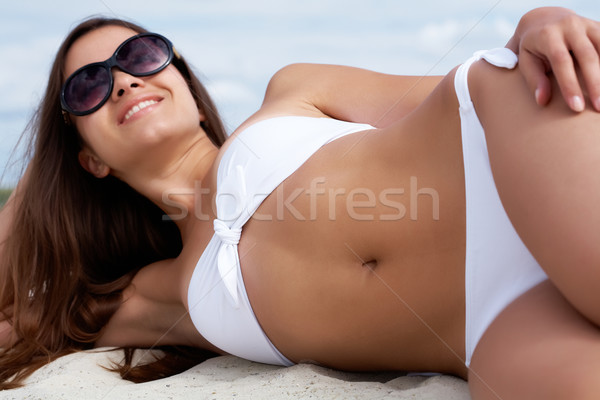 Csinos napozó kép női fehér bikini Stock fotó © pressmaster