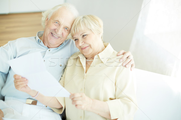 Leitura correspondência retrato casal de idosos carta Foto stock © pressmaster