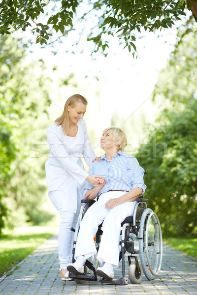 Stockfoto: Lopen · patiënt · mooie · verpleegkundige · senior · rolstoel
