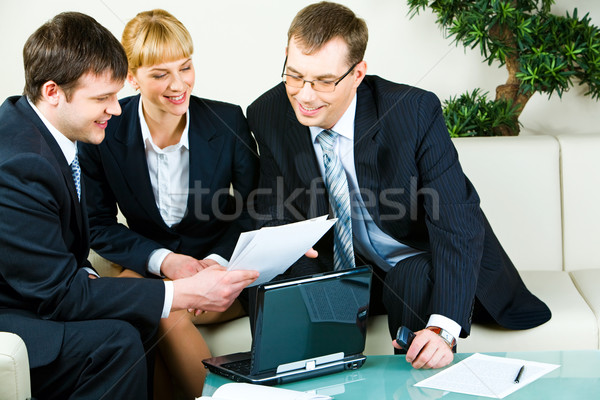 Foto stock: Trabajo · dos · empresarios · mujer · de · negocios · mirando · documento