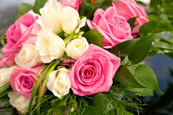 Rosas primer plano colorido ramo decorado hojas verdes Foto stock © pressmaster