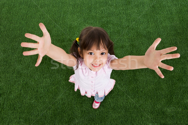 Gelukkig kind boven permanente groen gras Stockfoto © pressmaster