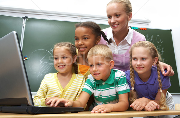 Foto stock: Educação · retrato · alunos · olhando · laptop · professor