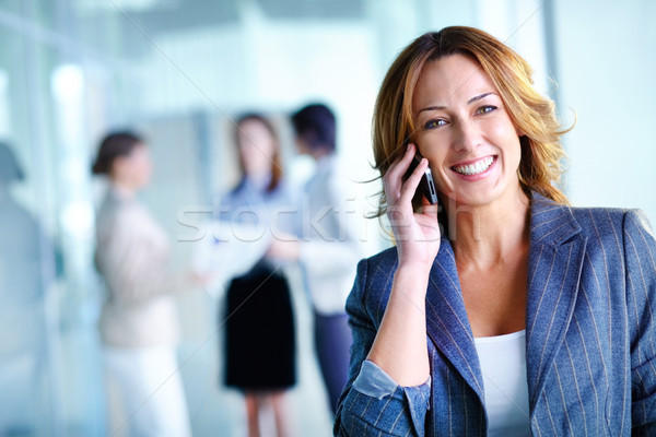 Stock fotó: Dolgozik · mosoly · irodai · dolgozó · készít · telefonbeszélgetés · jelentőség