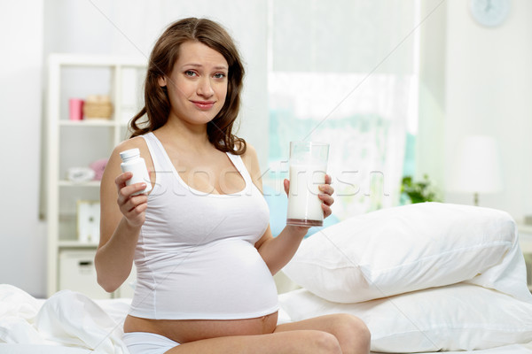 Gezonde keuze portret verward zwangere vrouw kiezen Stockfoto © pressmaster