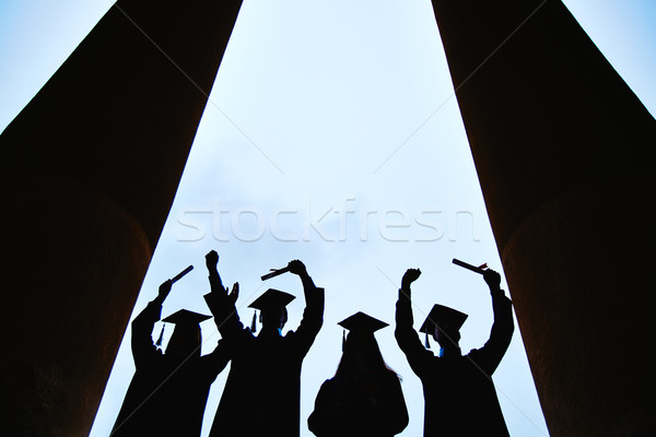 Einde college schetst vier afgestudeerden certificaten Stockfoto © pressmaster