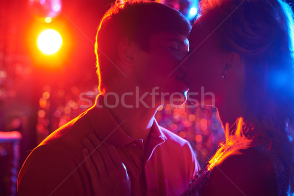 Sărutat cuplu amoros Dansuri club de noapte femeie Imagine de stoc © pressmaster