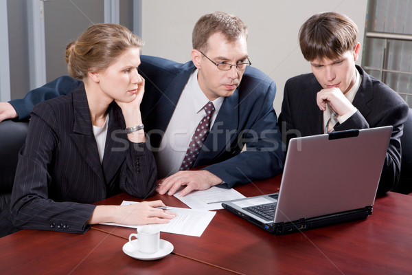 Equipe de negócios três profissionais olhando monitor laptop Foto stock © pressmaster