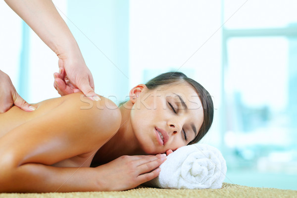 Foto stock: Cuidar · coluna · feminino · mãos · mulher · jovem