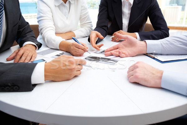 Magyarázat kép üzletemberek kezek dolgozik papírok Stock fotó © pressmaster