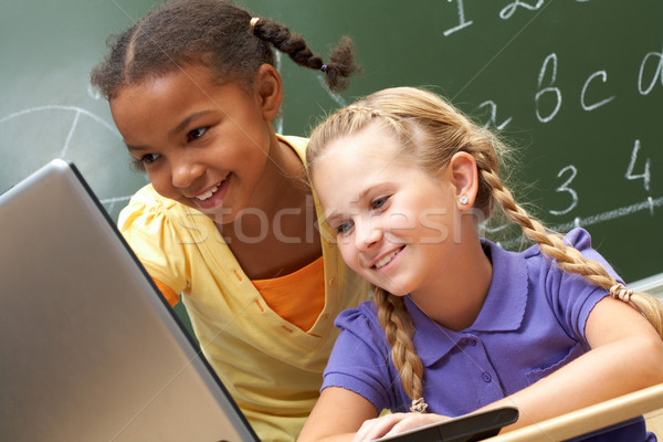 Computer portret twee schoolmeisjes naar laptop Stockfoto © pressmaster