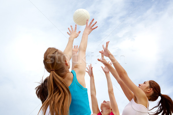 Spielen Ball Foto jugendlich Freunde bewölkt Stock foto © pressmaster