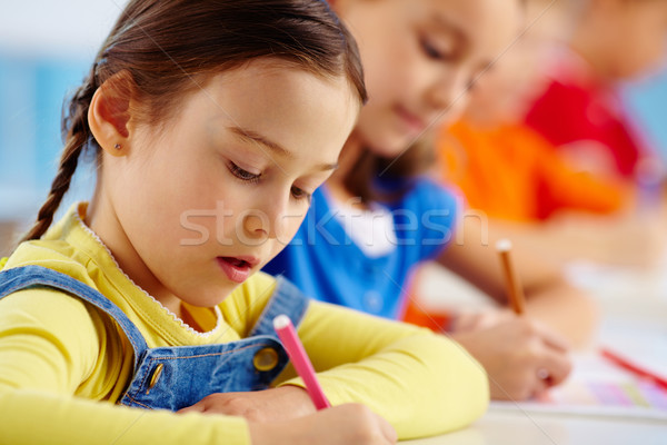Desen lectie portret fată la locul de muncă coleg de scoala Imagine de stoc © pressmaster