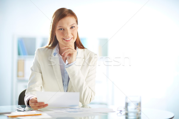 Freundlich Manager jungen Geschäftsfrau Sitzung Arbeitsplatz Stock foto © pressmaster