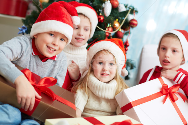 Gyerekek ajándékok csoport imádnivaló karácsony néz Stock fotó © pressmaster