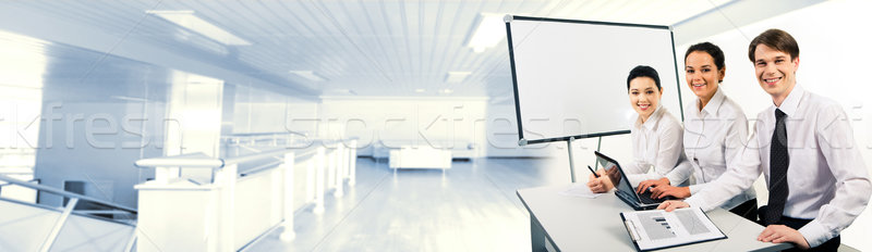 Sikeres csapat fotó üzleti csapat ül asztal Stock fotó © pressmaster