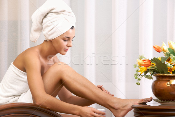 Zorg benen portret mooie vrouwelijke Stockfoto © pressmaster