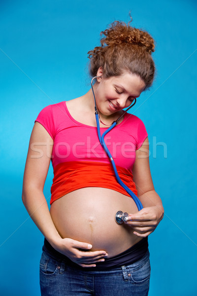 Retrato feliz mujer embarazada estetoscopio examinar bebé Foto stock © pressmaster