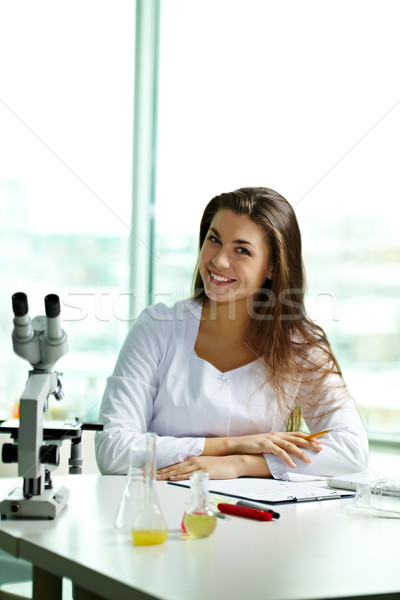 Réussi spécialiste souriant chimiste séance travail [[stock_photo]] © pressmaster