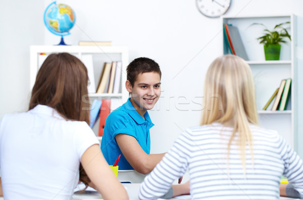 Mutlu delikanlı bakıyor sınıf arkadaşları ders Stok fotoğraf © pressmaster