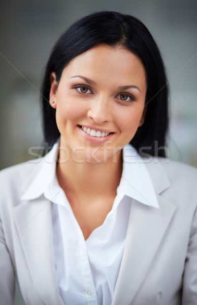 Csinos üzletasszony fiatal néz kamera mosoly fogakkal Stock fotó © pressmaster
