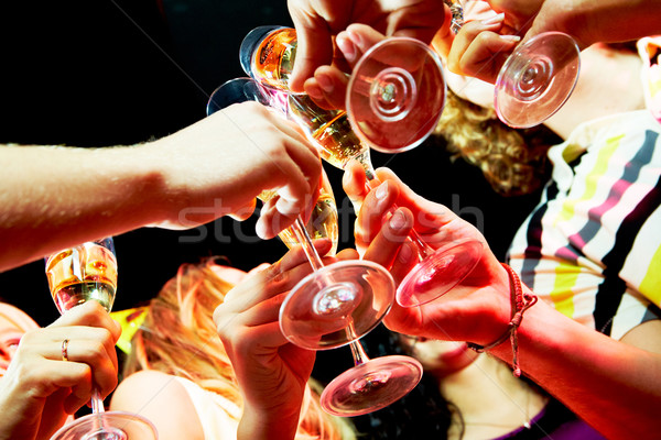 Prietenii grup in sus petrecere Imagine de stoc © pressmaster