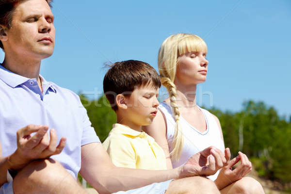 Pasnic minut fotografie trei familie meditativ Imagine de stoc © pressmaster