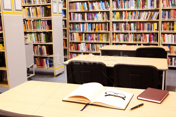 La locul de muncă bibliotecă fotografie modern colegiu alte Imagine de stoc © pressmaster