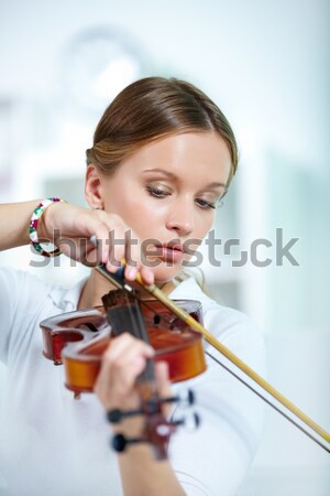 Violonist portret tineri femeie joc vioară Imagine de stoc © pressmaster