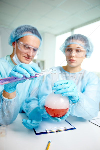 Foto stock: Hasta · dos · laboratorio · trabajadores · químicos · experimento