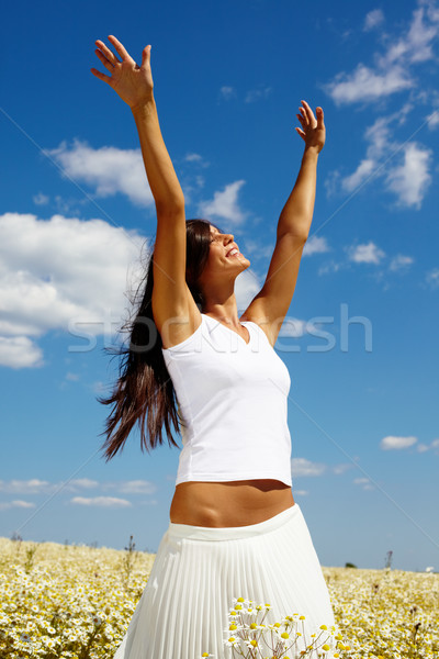 Vară se închina zâmbitor fată țin de mâini in sus Imagine de stoc © pressmaster