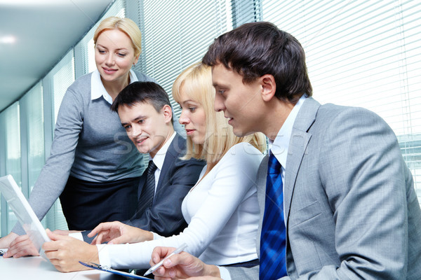 Foto stock: Reunião · quatro · pessoas · de · negócios · trabalhando · negócio · computador