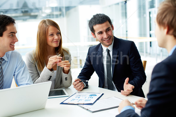 Megbeszélés kép üzleti partnerek megbeszél iratok ötletek Stock fotó © pressmaster
