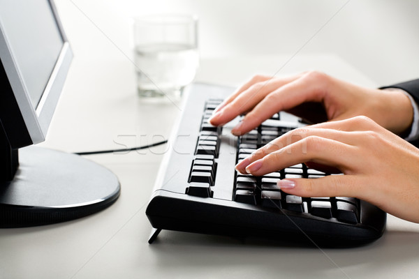 鍵入 照片 女 手 鍵盤 計算機 商業照片 © pressmaster