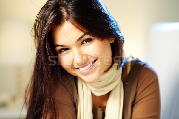 Fata frumoasa imagine parul inchis la culoare zâmbitor aparat foto Imagine de stoc © pressmaster