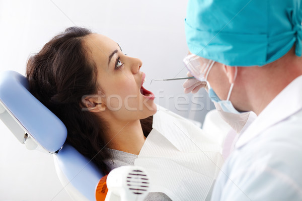 Dinte pasă femeie pacient şedinţei dentar Imagine de stoc © pressmaster