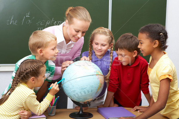 Geografia lekcja portret uczniowie patrząc świecie Zdjęcia stock © pressmaster