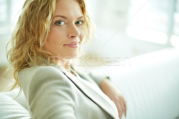 Inteligent femeie uita aparat foto şedinţei Imagine de stoc © pressmaster