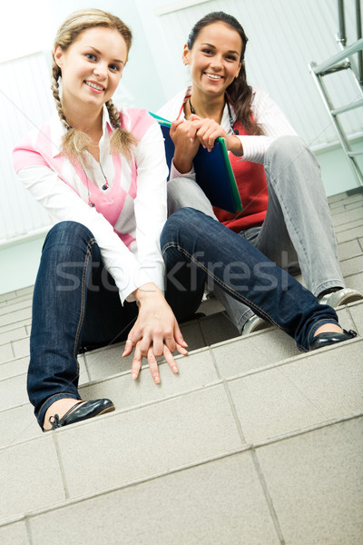 Stock foto: Freunde · Foto · zwei · Mädchen · Sitzung · Treppe