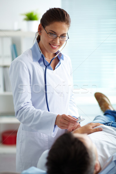 Médico trabajo retrato femenino mirando paciente Foto stock © pressmaster