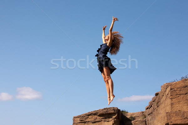 Freiheit Foto erfreut weiblichen Klippe Aufregung Stock foto © pressmaster