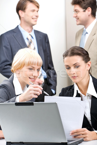 Consultare femeie de afaceri coleg oameni de afaceri afaceri birou Imagine de stoc © pressmaster