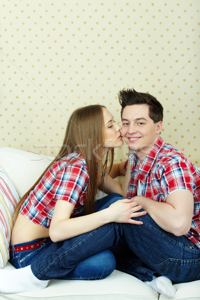 Glücklich amourösen Paar Mädchen Küssen Freund Stock foto © pressmaster