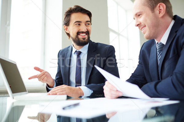 Uitleggen idee afbeelding jonge zakenman wijzend Stockfoto © pressmaster