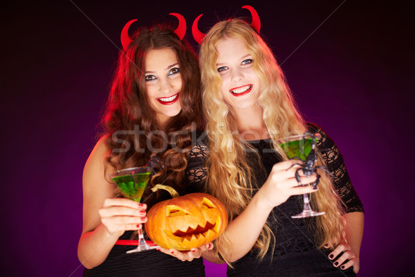 Halloween Party Foto lächelnd Frauen halten Stock foto © pressmaster