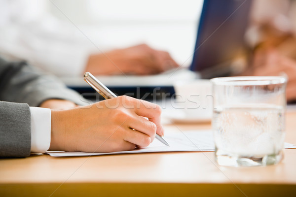 Mano firma documento femenino signos mesa Foto stock © pressmaster