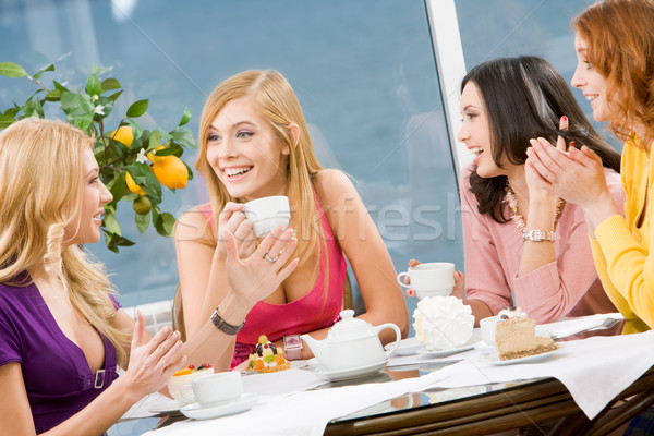 Gespräch freundlich vier ziemlich Mädchen Frauen Stock foto © pressmaster